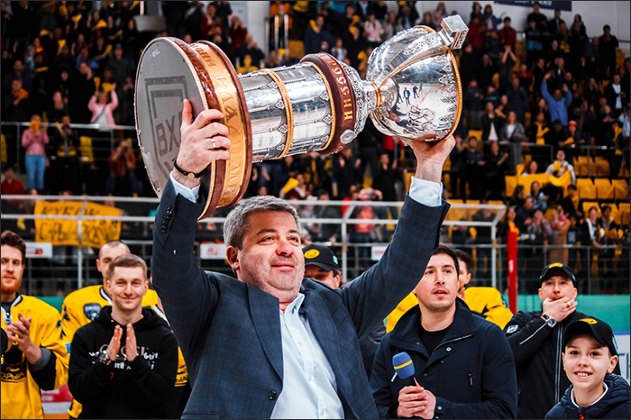 Тамбиев с кубком 29042019текст.jpg